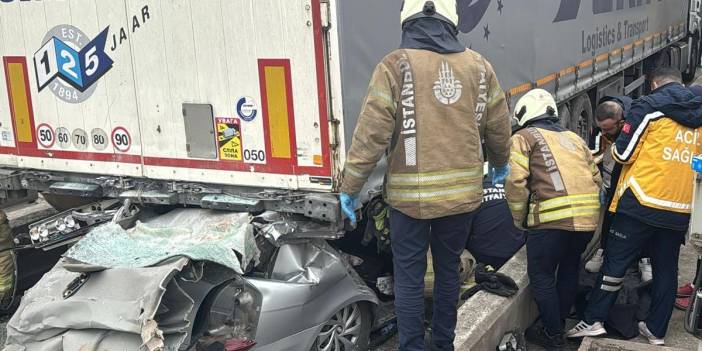 Pendik'te can pazarı! Otomobil tırın altında girdi