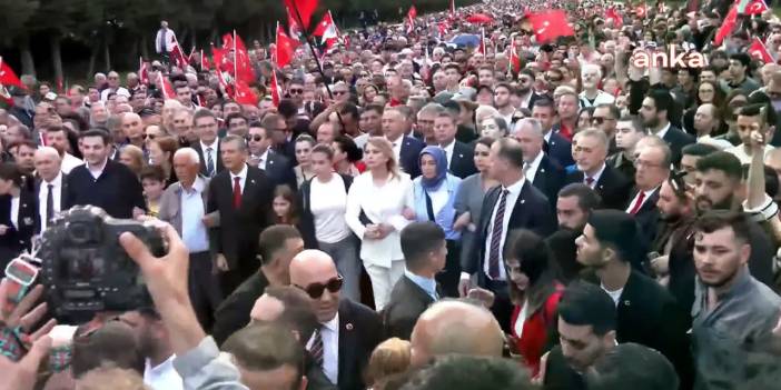 Ankara Valiliği 'yasak' koymuştu: Özel ve binlerce vatandaş Anıtkabir’e vardı