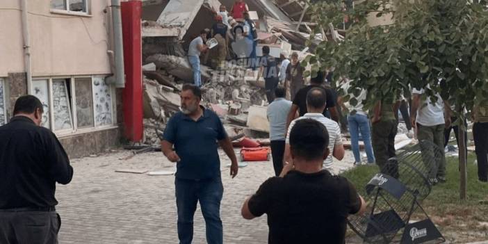 Balıkesir'deki depremde 1 bina çöktü!