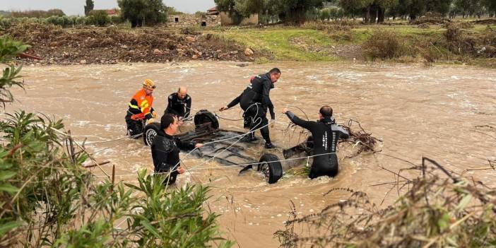 İzmir Foça sele teslim oldu: 1 kişi kayıp