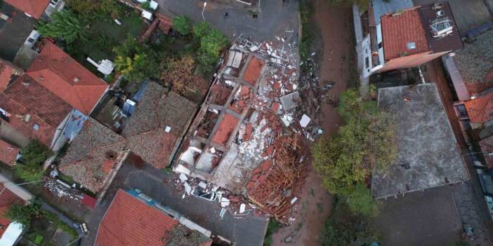 Balıkesir'de 6.1'lik deprem: Yıkım gün ağarınca böyle görüntülendi