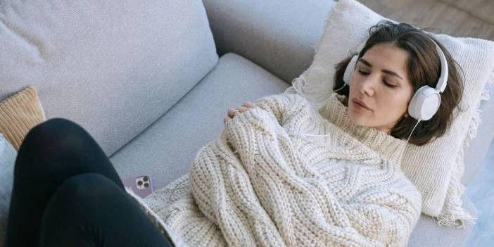 Nörolog uyardı: Kulaklıkla uyumanın demans riski artırdığı belirlendi