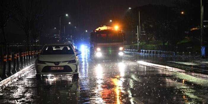 İstanbul’da sağanak etkili oldu: Yollar göle döndü, ev ve iş yerlerini su bastı