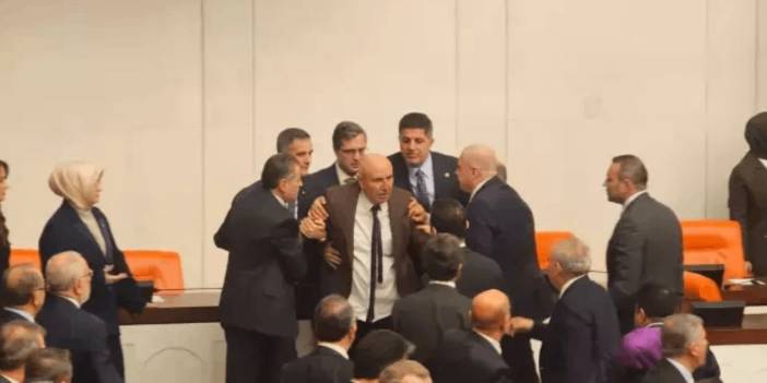 Akın Gürlek kürsüye çıkarken Meclis'te yumruklu kavga çıktı: Kürsü işgal edildi