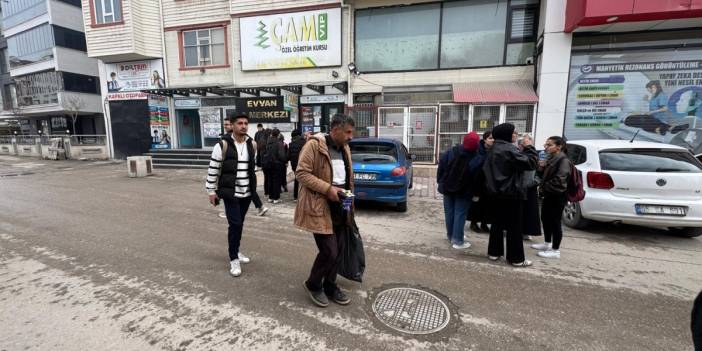 Van Tuşba’da 5,2 büyüklüğünde deprem: Deprem anı ortaya çıktı