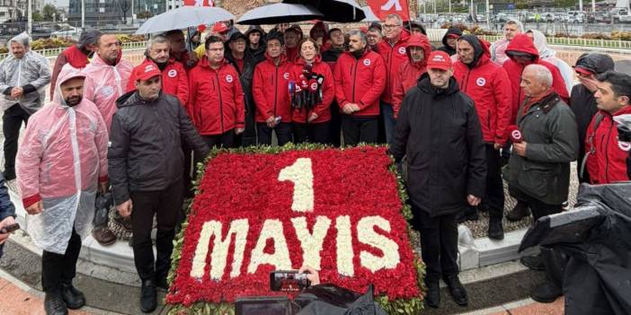 Taksim'de 1 Mayıs hareketliliği: Sendikalardan demir bariyerler arasında çelenk mesajı