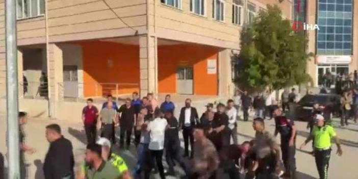 Manisa'da lise önünde silahlı saldırı: Yaralılar var