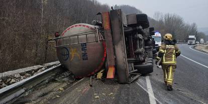 Bursa’da asit yüklü tanker devrildi: 1 ölü, Mezit Deresi'ne kimyasal sızdı