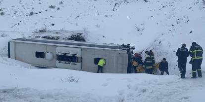 Erzincan'da yolcu otobüsü şarampole devrildi: Çok sayıda arama-kurtarma sevk edildi