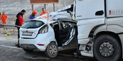 Adıyaman’da feci kaza: Akaryakıt tankeri ile otomobil çarpıştı, ölü ve yaralılar var