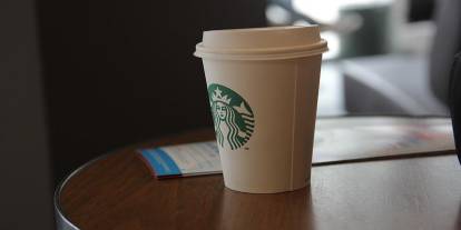 Starbucks'tan yeni dönem: Sipariş vermeyenlere kafe ve tuvalet kullanımı kısıtlaması