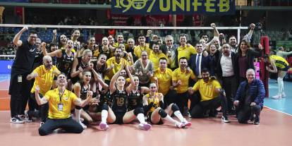 VakıfBank'tan muhteşem geri dönüş! Dörtlü final biletini kaptı