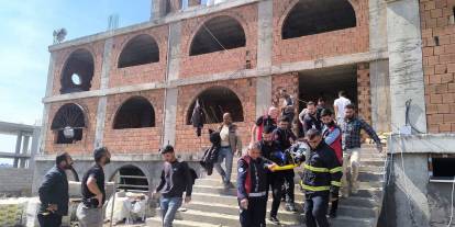 Mardin'de cami inşaatında iskele çöktü: 2 işçi yaralandı