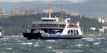 Ege'de fırtına ulaşımı vurdu: Bazı feribot seferleri iptal edildi