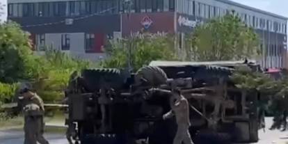 Askeri araç kaza yaptı! Yaralılar var