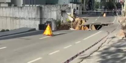 İnşaat alanında çalışma sırasında yol çöktü
