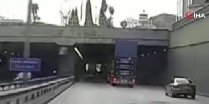 Kapısı açık kamyon tünele çarptı