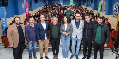 Radyo programcısı Erke Tümer ve spor yorumcusu Erdal Hoş öğrencilerle bir arada