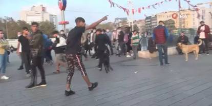 Taksim meydanı’nda kavga çıktı: Polis anında müdahale etti