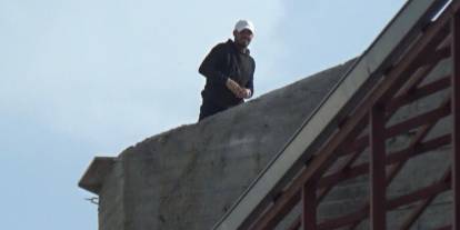 Şantiye çatısına çıkan işçiden ilginç intihar girişimi! İsteği hem polisleri hem de gazetecileri şoke etti