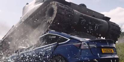 Elon Musk’a tepki için Tesla’yı tankla ezdi! Otomobilin dayanıklılığı gündeme oturdu