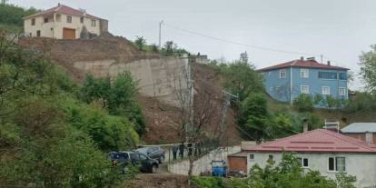 Samsun'da toprak kayması: Bir evin istinat duvarı çöktü