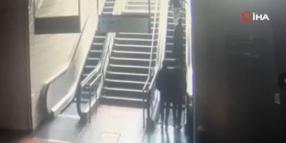 Metro istasyonunda pano kadının üzerine düştü