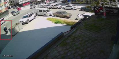 Esnaf aracını çalmaya çalışan şüpheliyi suçüstü yakaladı