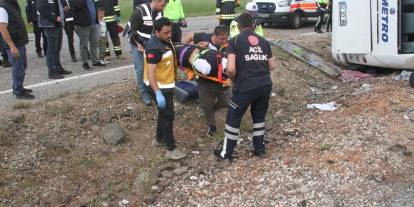 Metro Turizm'e ait yolcu otobüsü Konya'da devrildi: 13 kişi yaralandı