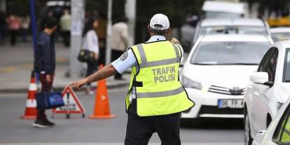 Trafikte telefon kullanan yandı! Cezasına zam geldi