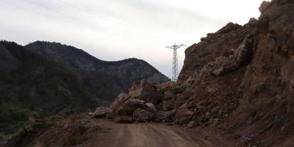 Erzurum'da korkutana heyelan! Dev kayalar yolu ulaşıma kapattı
