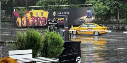 Beşiktaş Stadı önünde Galatasaray reklamı kriz yarattı!