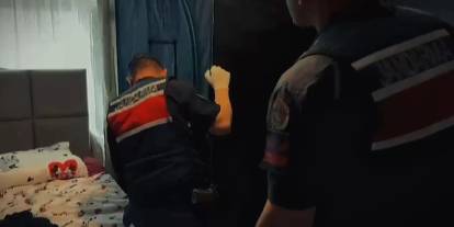 Giysi dolabından uyuşturucu serası çıktı