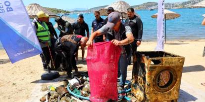 Bodrum’un engin maviliğinde temizlik sürüyor