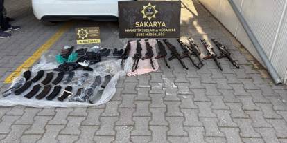 Polise ait aracın içi cephaneliğe çevrilmiş: Onlarca kaçak silah yakalandı
