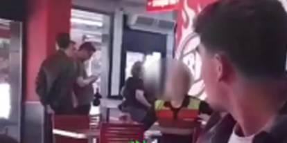 Ünlü fast-food markasında müdürden çalışana ağlatan mobbing! Müşteriler "Sen kendini ne zannediyorsun" diye tepki gösterdi