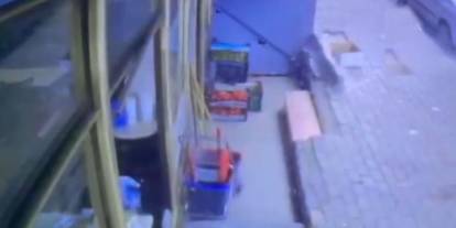Güngören’de iş yerinde patlama! O anlar kameraya yansıdı