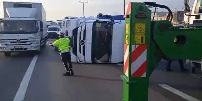 TEM'de tır devrildi