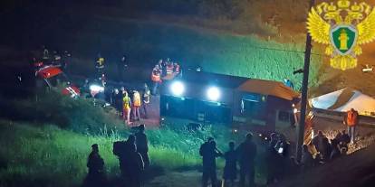 Rusya’da köprü yolcu treninin üzerine çöktü: 7 ölü