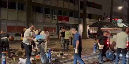 Başkan Cemil Tugay Kordon'da çöp topladı: “İzmir’i çöpe teslim etmeyeceğiz”
