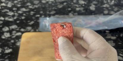 Sucuğun içinden metal çıktı! Gören şaştı kaldı