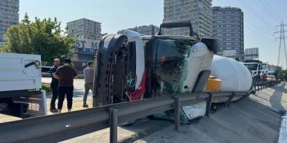 Kontrolden çıkan beton mikseri devrildi: Trafik kilitlendi
