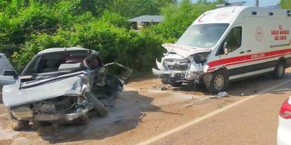 Adana’da ambulansla otomobil çarpıştı: 1 ölü, 3 yaralı