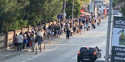 Ayvalık'tan Midilli Adası'na akın: Bayram tatilinde uzun kuyruklar oluştu