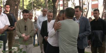Özgür Özel'i şehit babası alnından öptü: Cenazesinde prostesto edilmişti