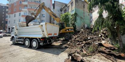Giresun'da metruk binaların yıkım çalışması sürüyor