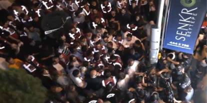 Gençlerin Akit TV önündeki siyah çelenk bırakma girişimine polis müdahale etti