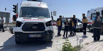 Ambulans ile otomobil çarpıştı: 5 kişi yaralandı