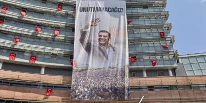 Ferdi Zeyrek için CHP binasına pankart asıldı