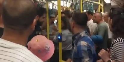 Metroda yolcular birbirine girdi